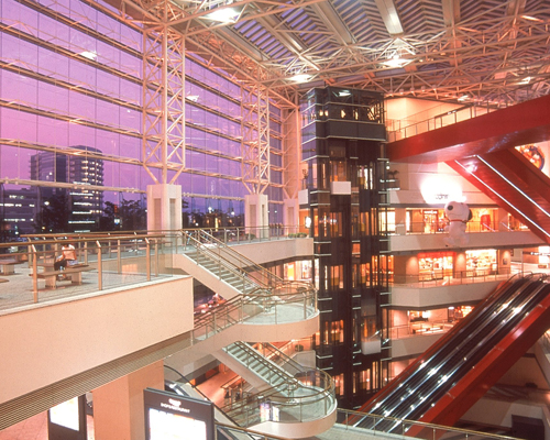 クイーンズスクエア 日本最大級のsns映え観光情報 スナップレイス