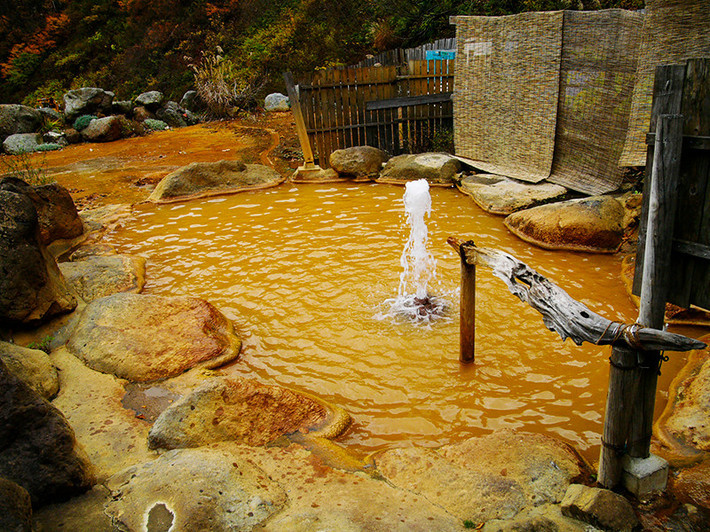 湯ノ沢間欠泉湯の華