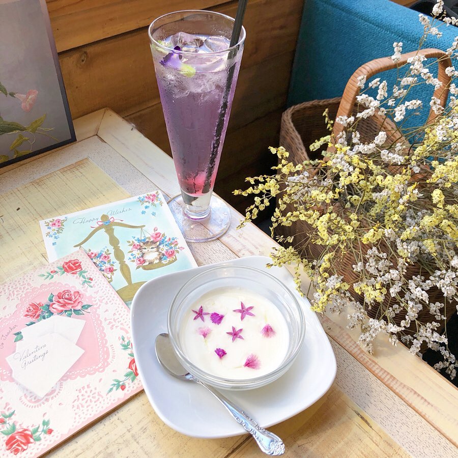 Flowery cafe cachette